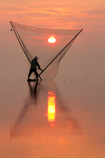 Poco antes del amanecer, la superficie del mar es como un gran espejo que refleja el cielo, creando un espacio infinito. Poco antes del amanecer, la superficie del mar es como un gran espejo que refleja el cielo, creando un espacio infinito.