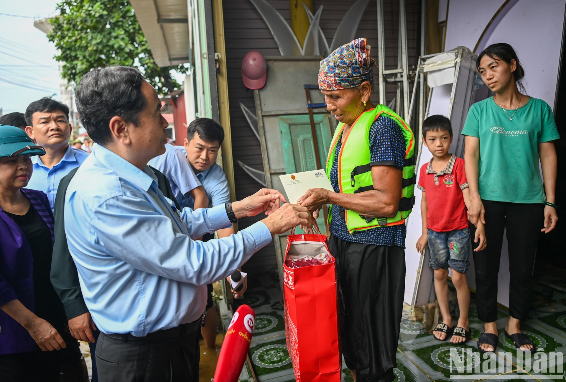 Thanh Man anima y entrega regalos a las familias en la aldea de Diem, en la comuna de Nga My. Thanh Man anima y entrega regalos a las familias en la aldea de Diem, en la comuna de Nga My.