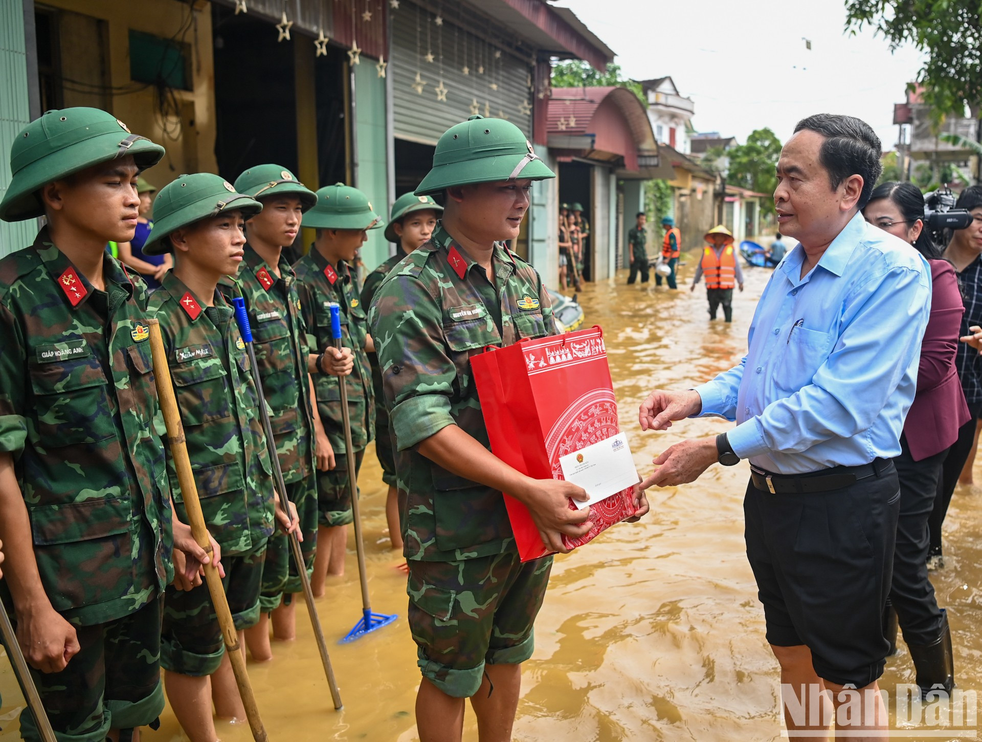 Thanh Man entrega obsequios a las fuerzas militares que participan en la superación de las consecuencias de las inundaciones. Thanh Man entrega obsequios a las fuerzas militares que participan en la superación de las consecuencias de las inundaciones.