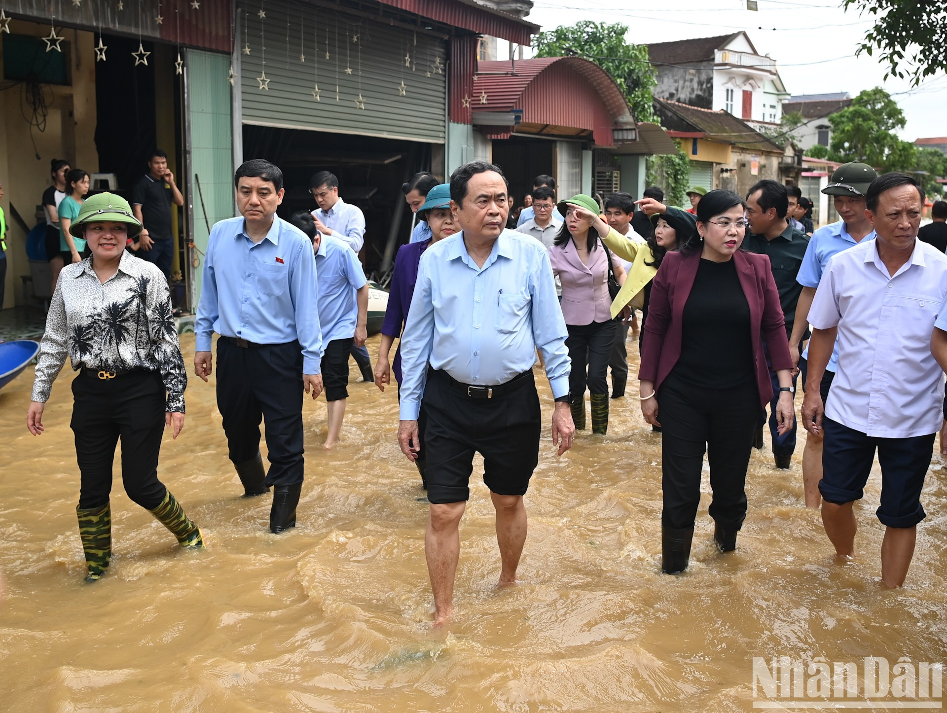 El presidente de la Asamblea Nacional Tran Thanh Man y el grupo de trabajo inspeccionan las labores de recuperación tras las inundaciones en la comuna de Nga My, distrito de Phu Binh. El presidente de la Asamblea Nacional Tran Thanh Man y el grupo de trabajo inspeccionan las labores de recuperación tras las inundaciones en la comuna de Nga My, distrito de Phu Binh.