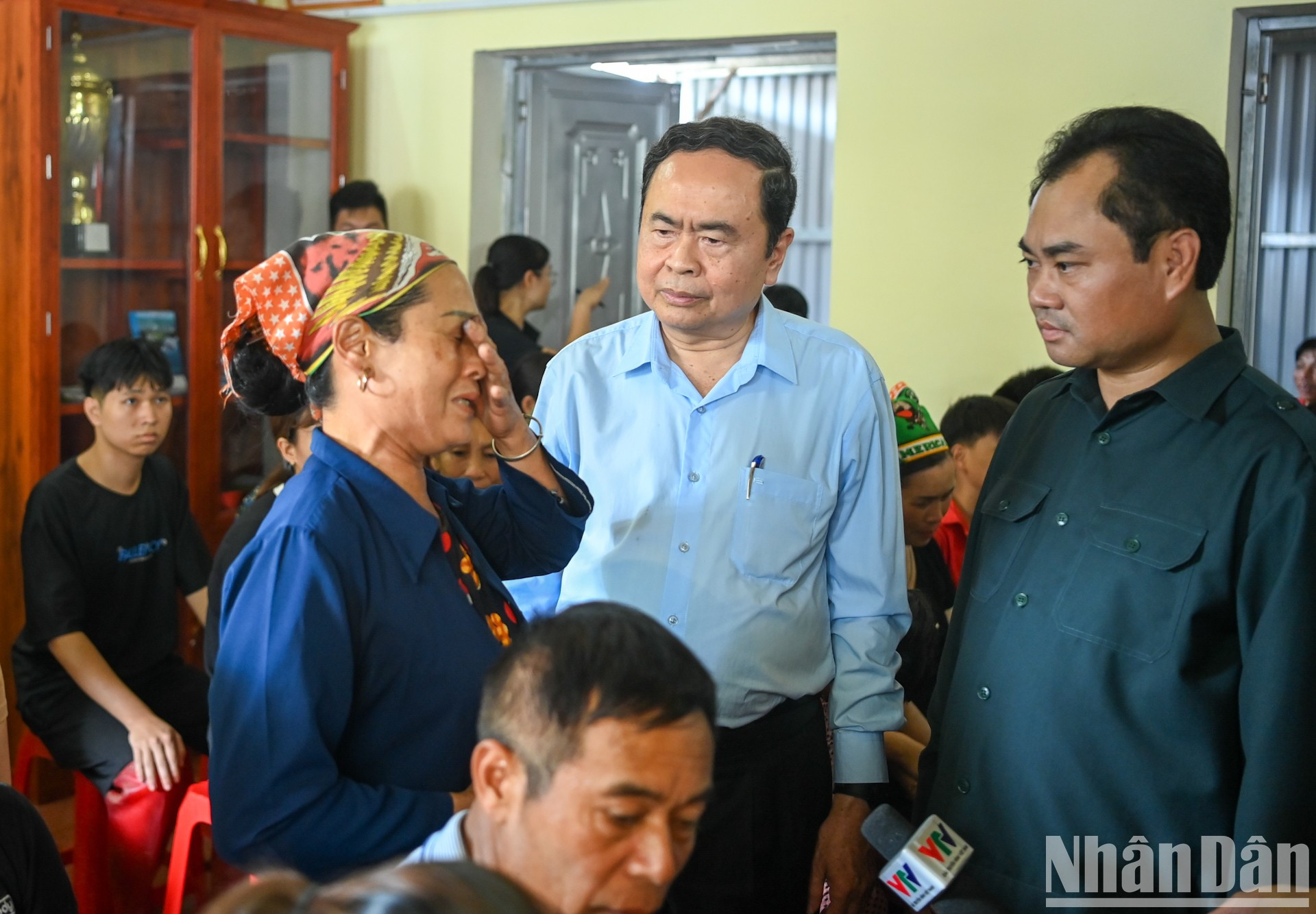 Thanh Man anima a los afectados por desastres naturales. Thanh Man anima a los afectados por desastres naturales.