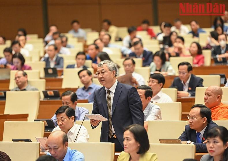 Los parlamentarios hacen muchas preguntas relacionadas con el sector de la construcción. Los parlamentarios hacen muchas preguntas relacionadas con el sector de la construcción.