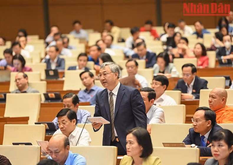 Los parlamentarios hacen muchas preguntas relacionadas con el sector de la construcción. Los parlamentarios hacen muchas preguntas relacionadas con el sector de la construcción.