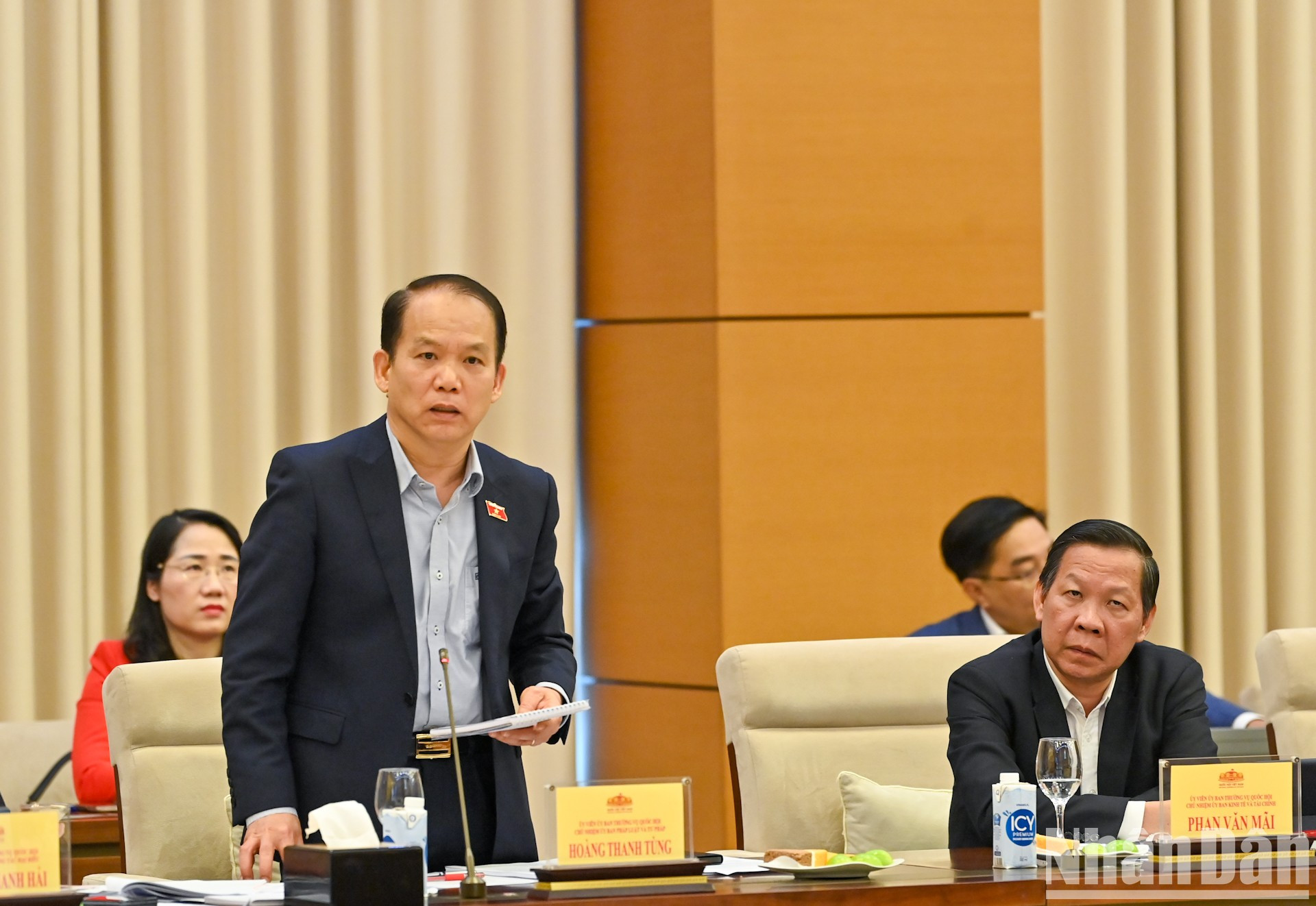 Hoang Thanh Tung, jefe de la Comisión de Asuntos Jurídicos y Judiciales, habla en la cita. Hoang Thanh Tung, jefe de la Comisión de Asuntos Jurídicos y Judiciales, habla en la cita.