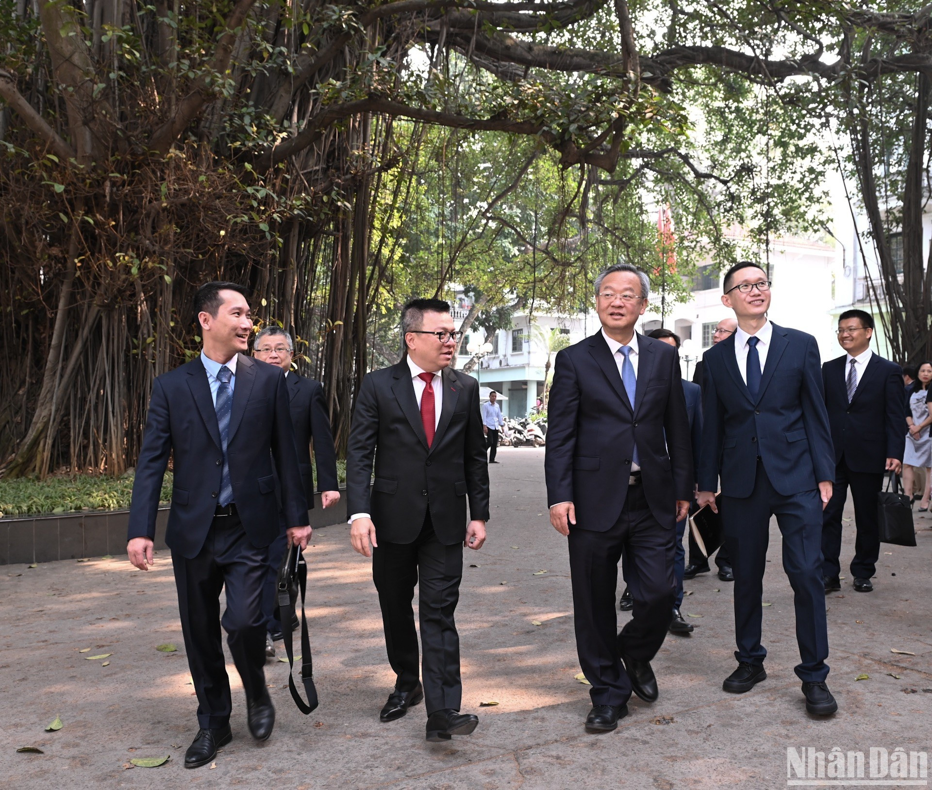 Chen Jianwen visita la sede del periódico Nhan Dan.