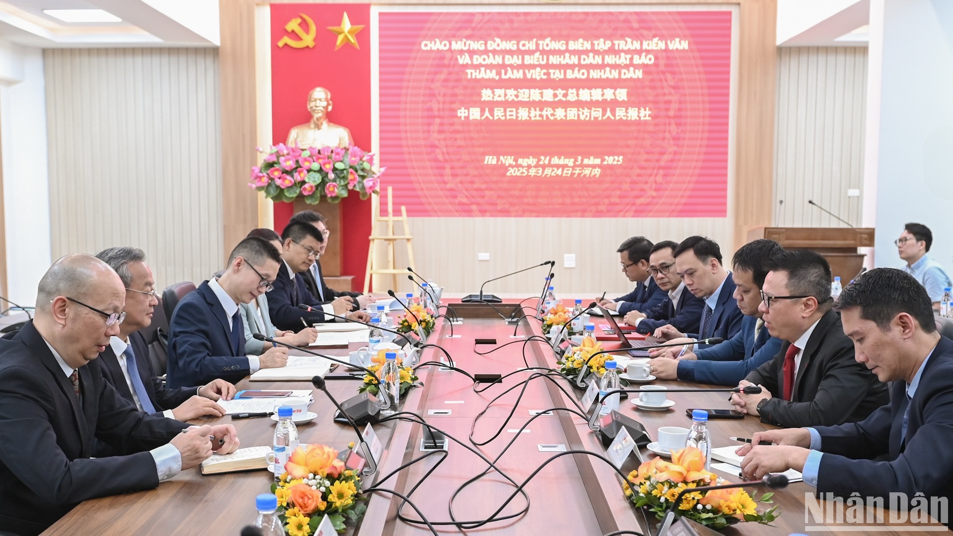 [Foto] Presidente-editor del periódico Nhan Dan recibe a la delegación del Diario del Pueblo (China)