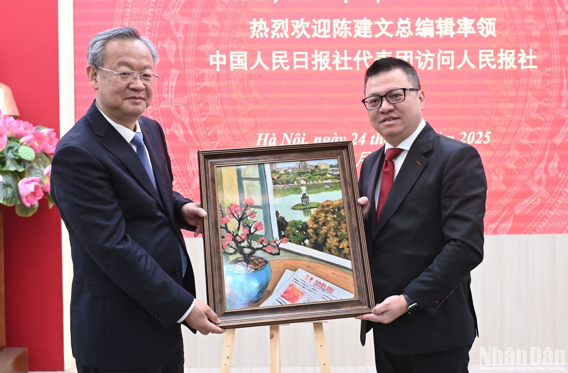 Quoc Minh entrega un regalo al visitante chino.