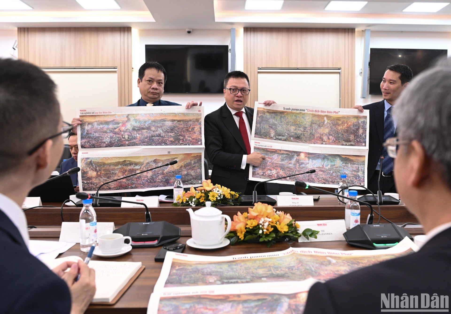 Quoc Minh presenta a Chen Jianwen el suplemento Campaña de Dien Bien Phu de la publicación escrita de Nhan Dan.