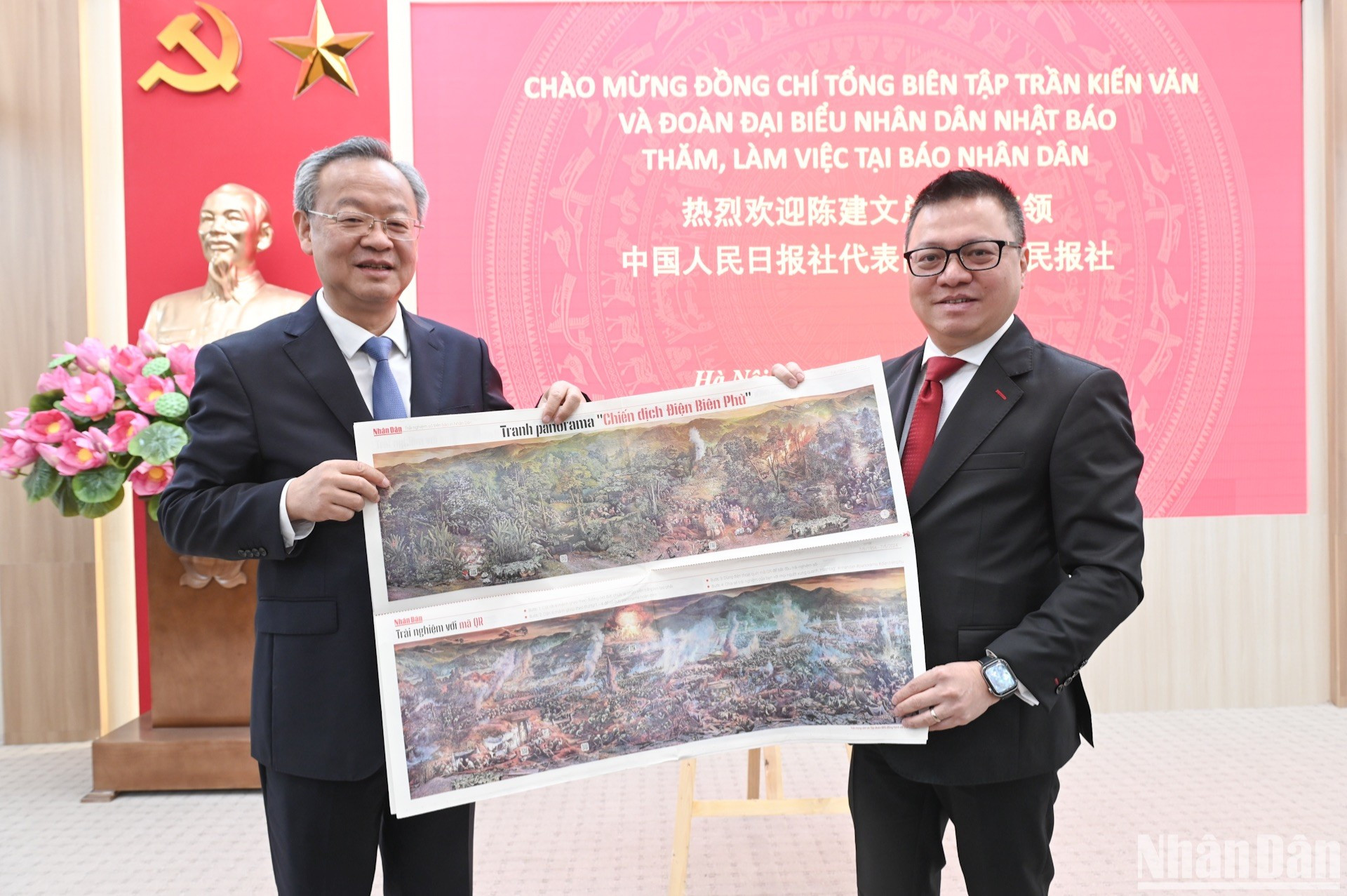 Quoc Minh entrega a Chen Jianwen el suplemento Campaña de Dien Bien Phu.