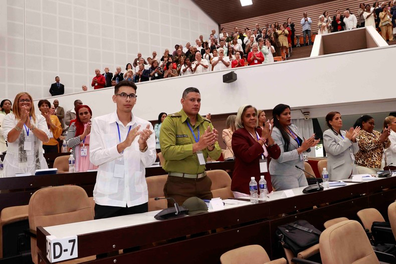Diputados cubanos en la reunión.
