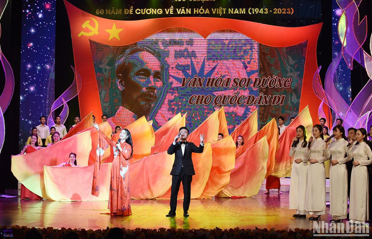 Las canciones revolucionaria conmueven al público.