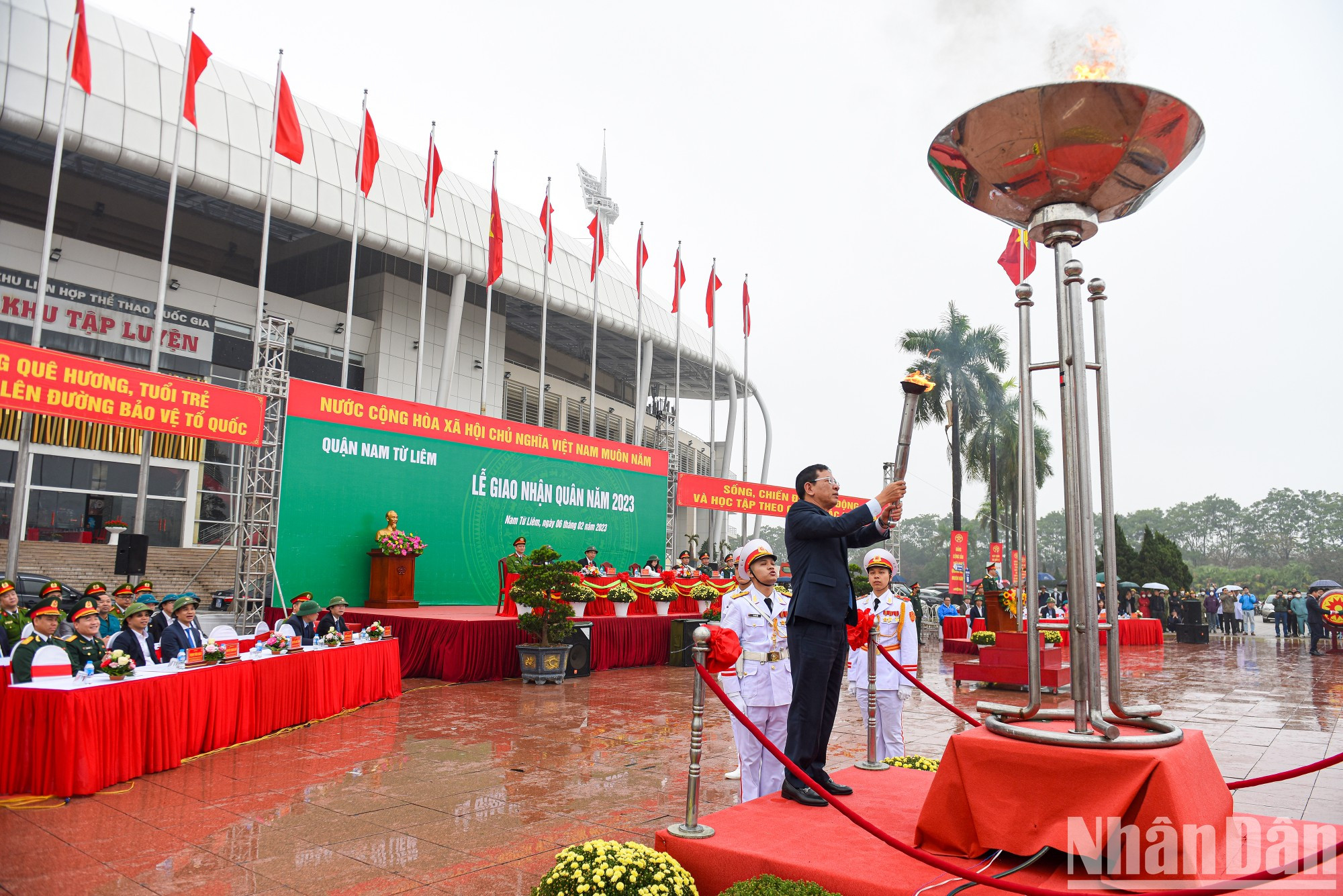 Se enciende la tradicional antorcha que simboliza el espíritu y la voluntad de los jóvenes soldados. Se enciende la tradicional antorcha que simboliza el espíritu y la voluntad de los jóvenes soldados.