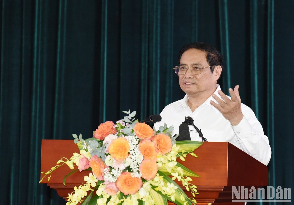 Minh Chinh interviene. Minh Chinh interviene.