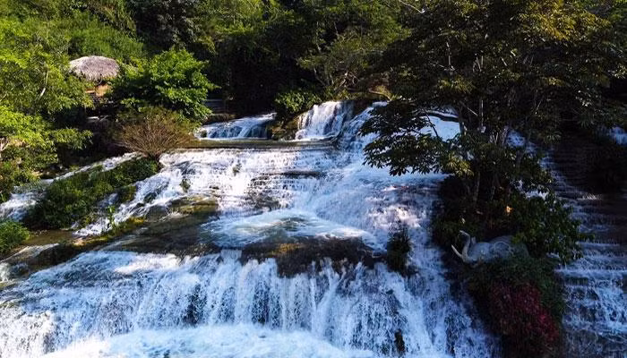 La cascada Dang Mo se origina en fuentes de agua subterránea en cuevas de piedra caliza, fluyendo a través de la comuna de Mong An, distrito de Binh Gia.