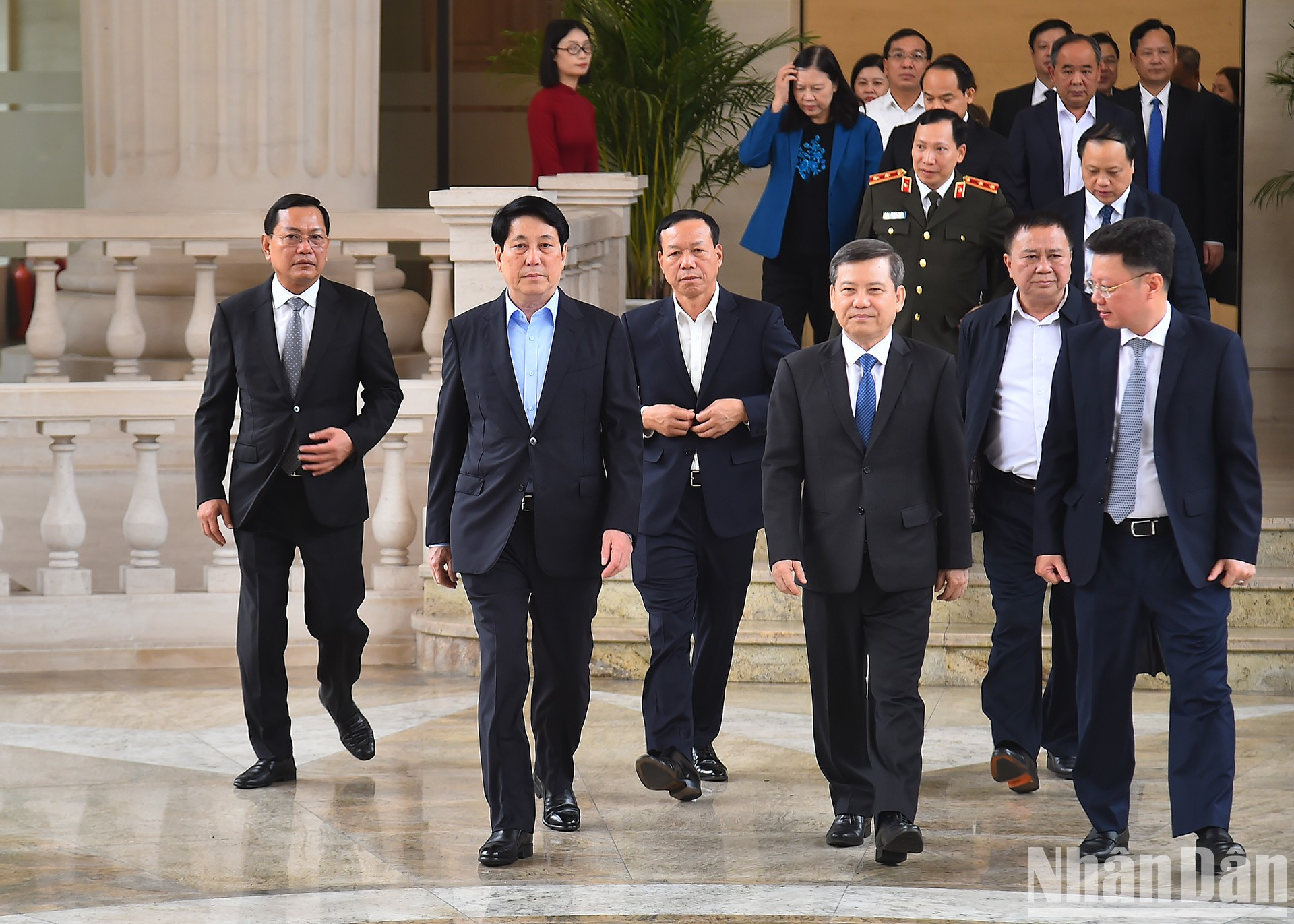 El presidente Luong Cuong llega a la reunión. El presidente Luong Cuong llega a la reunión.