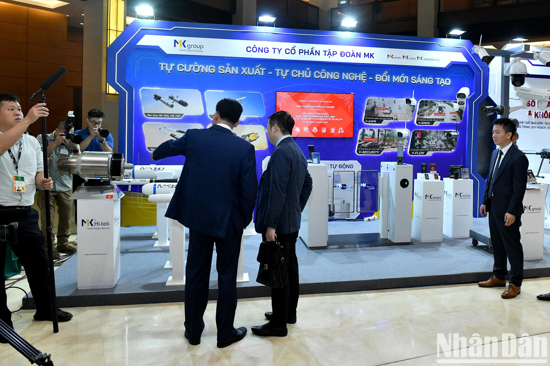 Los delegados visitan la exposición.