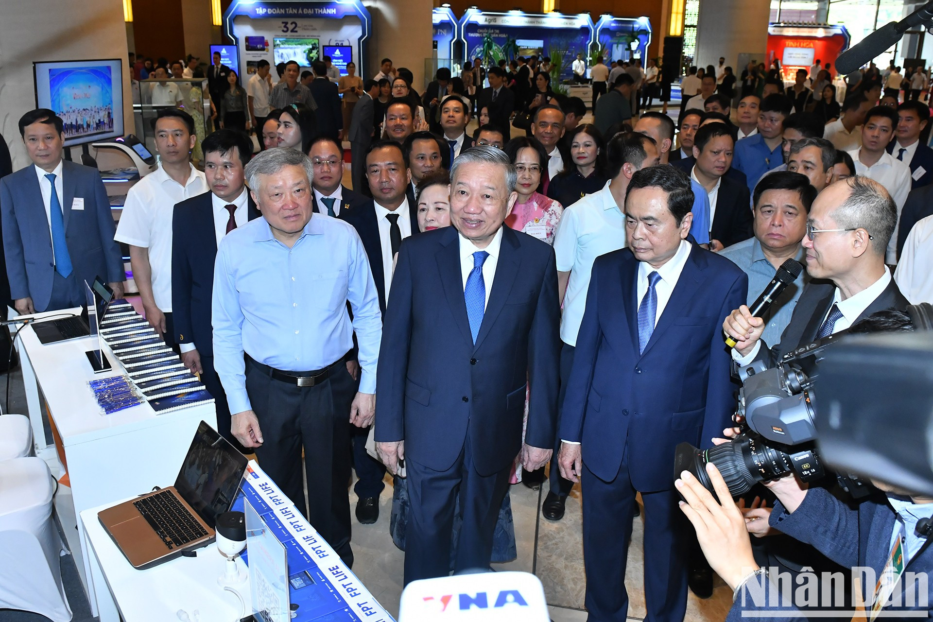 El secretario general, To Lam, y los delegados visitan la exposición &quot;Logros en el desarrollo de la economía privada&quot; y los stands de productos de empresas privadas.