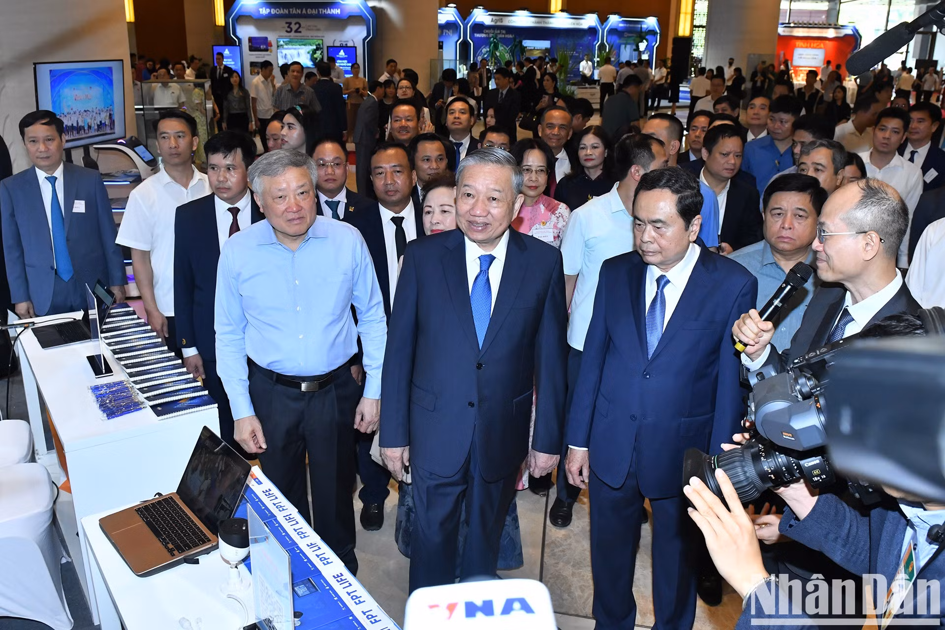 El secretario general, To Lam, y los delegados visitan la exposición "Logros en el desarrollo de la economía privada" y los stands de productos de empresas privadas.