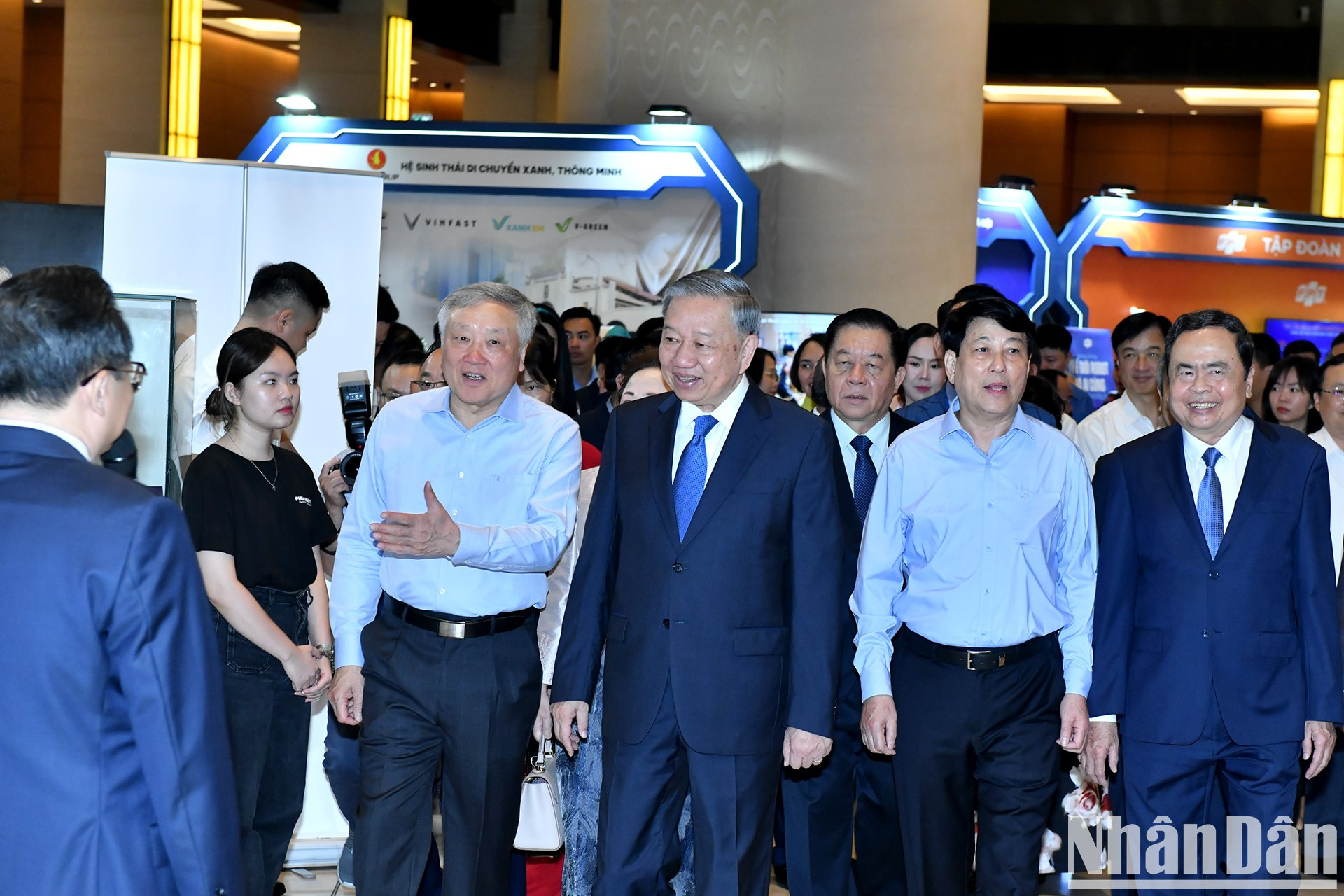 El secretario general del Partido Comunista de Vietnam, To Lam, y otros dirigentes del Partido y el Estado visitan la muestra.