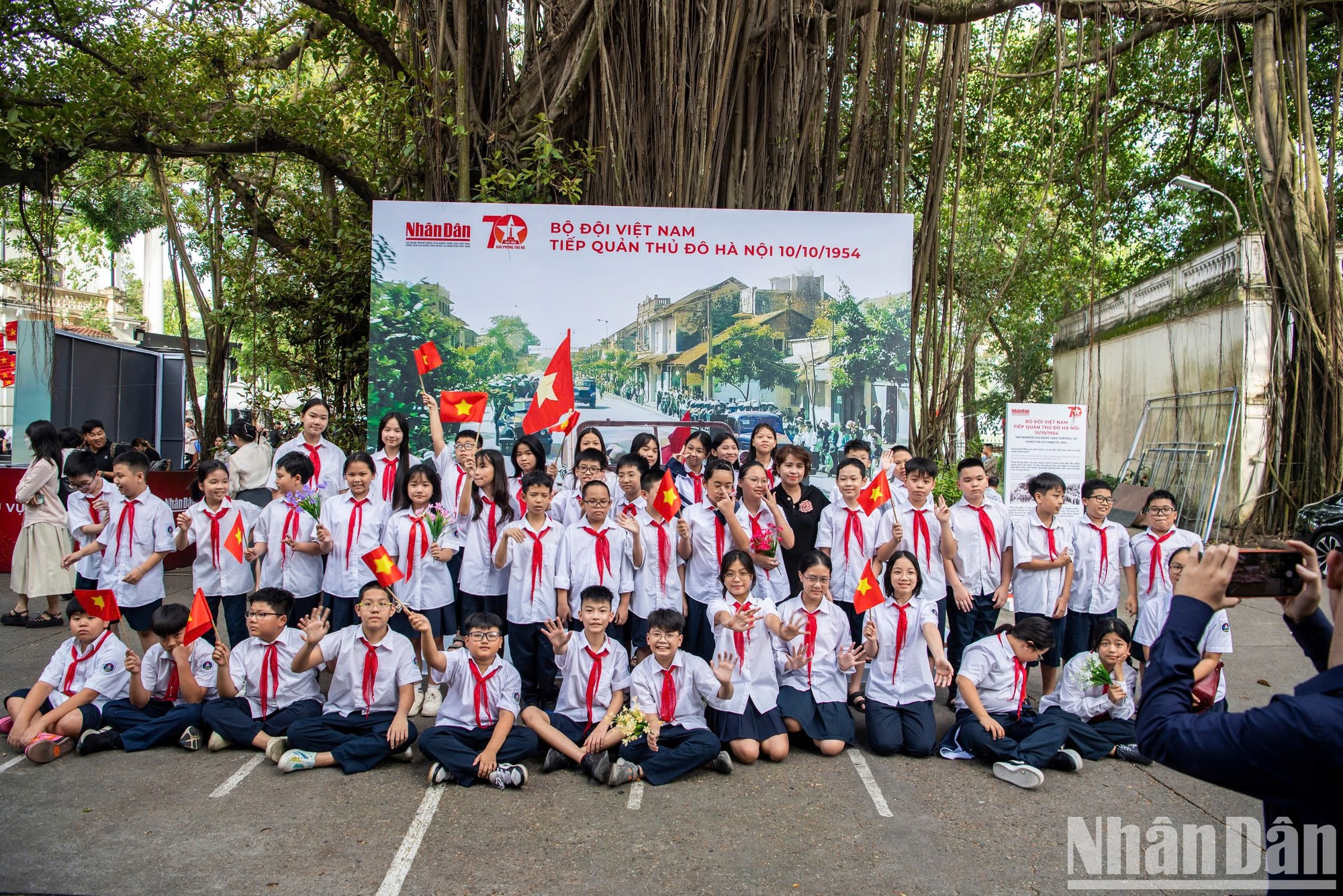 Los estudiantes están emocionados de conocer la historia del Día de la Liberación de la Capital. Los estudiantes están emocionados de conocer la historia del Día de la Liberación de la Capital.