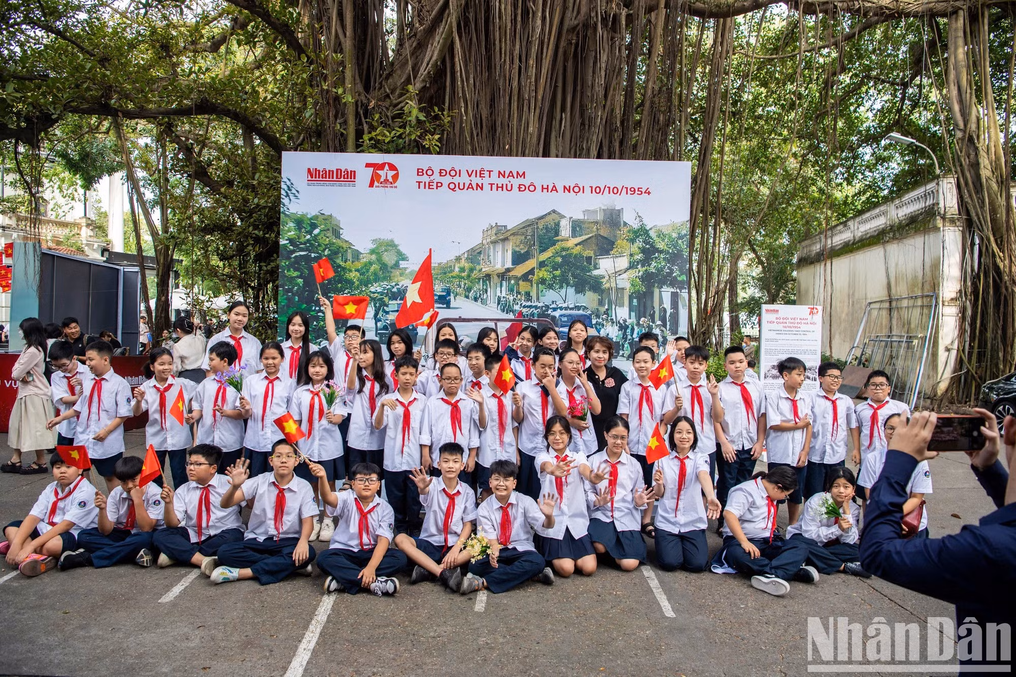 Los estudiantes están emocionados de conocer la historia del Día de la Liberación de la Capital.