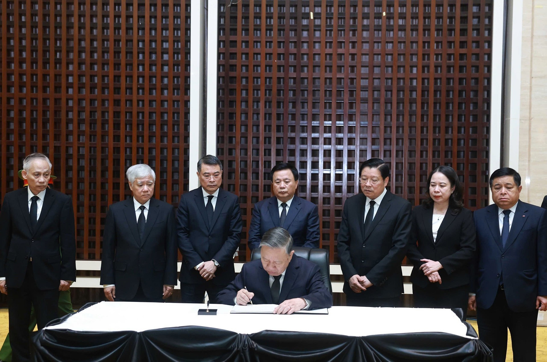 El dirigente partidista vietnamita escribe el libro de condolencias. El dirigente partidista vietnamita escribe el libro de condolencias.