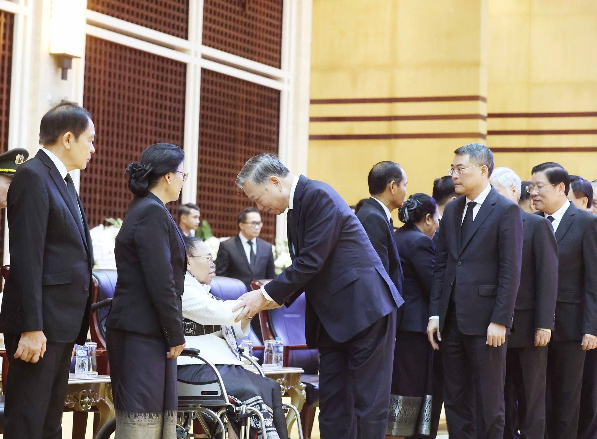 To Lam expresa sus condolencias a la familia de líder laosiano. To Lam expresa sus condolencias a la familia de líder laosiano.