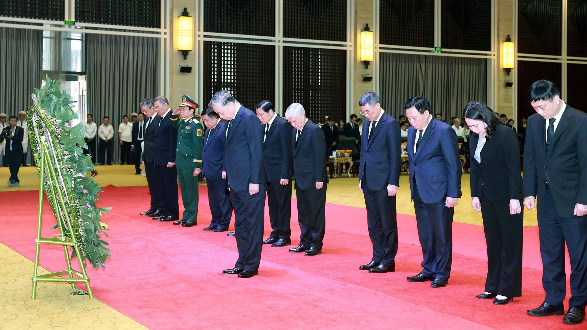 El secretario general del PCV, To Lam, al frente de una delegación de alto rango del Partido y del Estado del país, rinde homenaje al exdirigente laosiano. El secretario general del PCV, To Lam, al frente de una delegación de alto rango del Partido y del Estado del país, rinde homenaje al exdirigente laosiano.