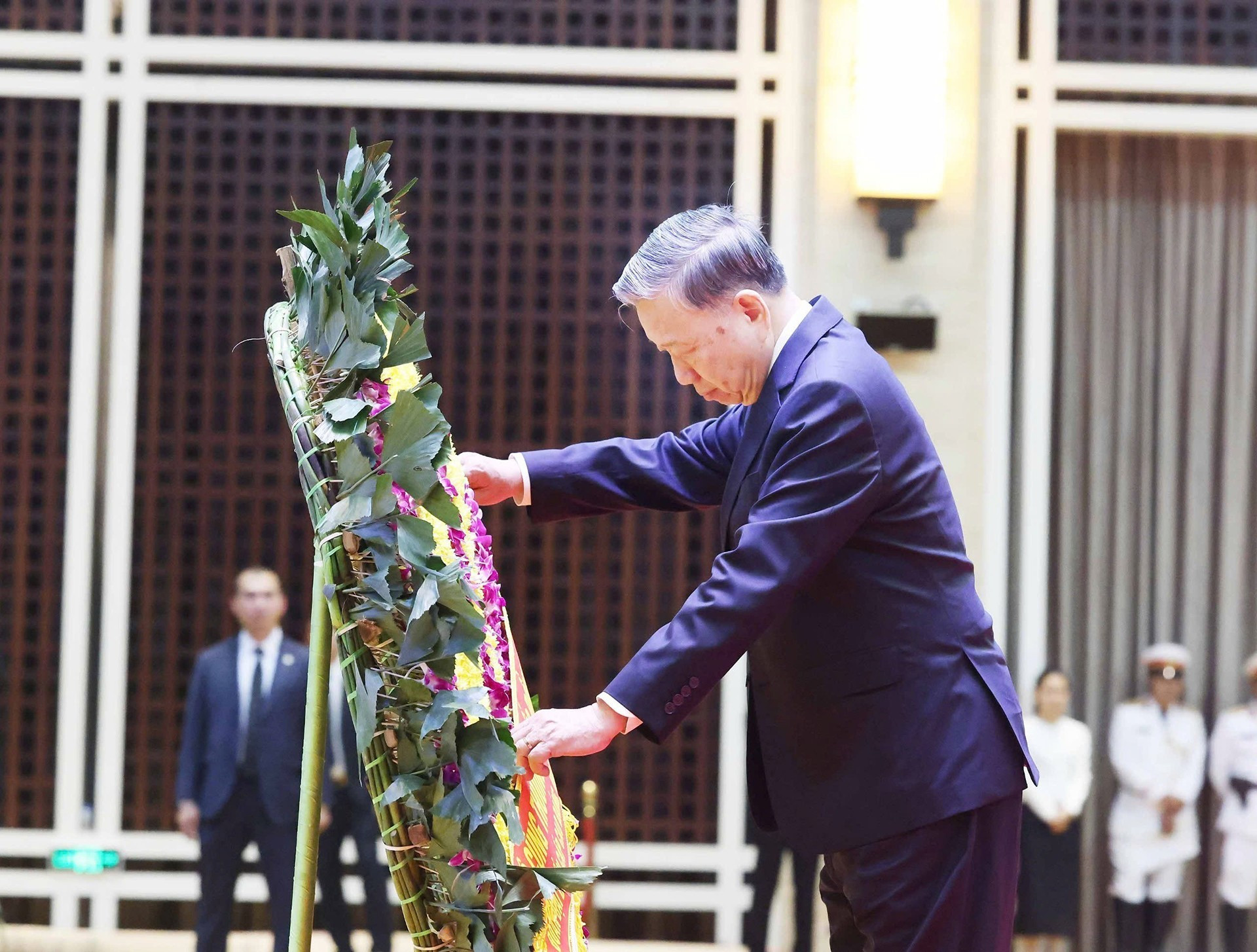 To Lam expresa profunda pésame por la desaparición física del extinto dirigente laosiano. To Lam expresa profunda pésame por la desaparición física del extinto dirigente laosiano.