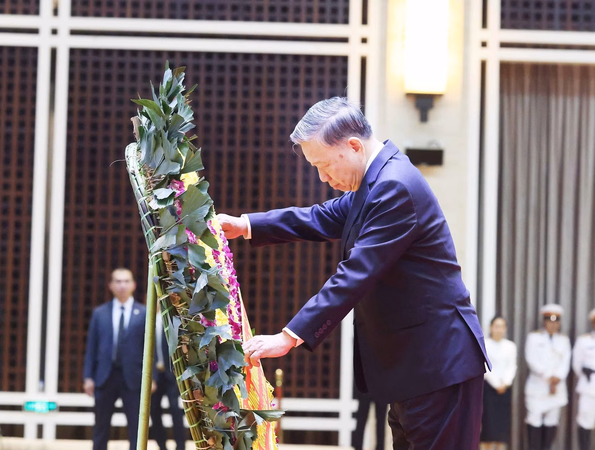 To Lam expresa profunda pésame por la desaparición física del extinto dirigente laosiano.