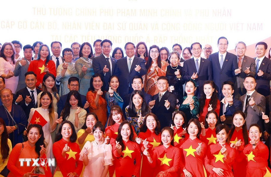 Minh Chinh, su esposa y representantes de la comunidad vietnamita en los EAU. Minh Chinh, su esposa y representantes de la comunidad vietnamita en los EAU.