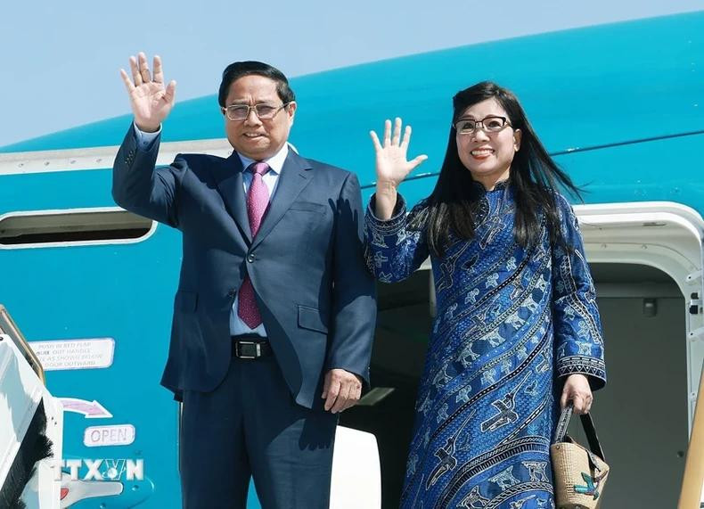 El primer ministro de Vietnam, Pham Minh Chinh y su esposa llegan al aeropuerto internacional de Zayed, Abu Dhabi. El primer ministro de Vietnam, Pham Minh Chinh y su esposa llegan al aeropuerto internacional de Zayed, Abu Dhabi.
