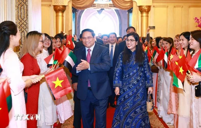 El personal de la Embajada y los representantes de la comunidad vietnamita en los EAU dan la bienvenida al primer ministro y a su esposa. El personal de la Embajada y los representantes de la comunidad vietnamita en los EAU dan la bienvenida al primer ministro y a su esposa.