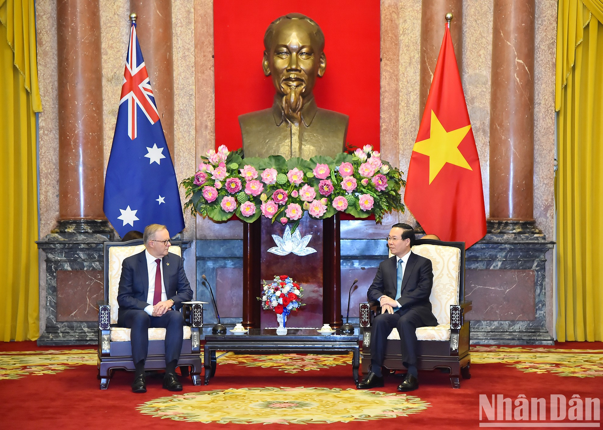 El presidente Vo Van Thuong recibe al premier australiano, Anthony Albanese.