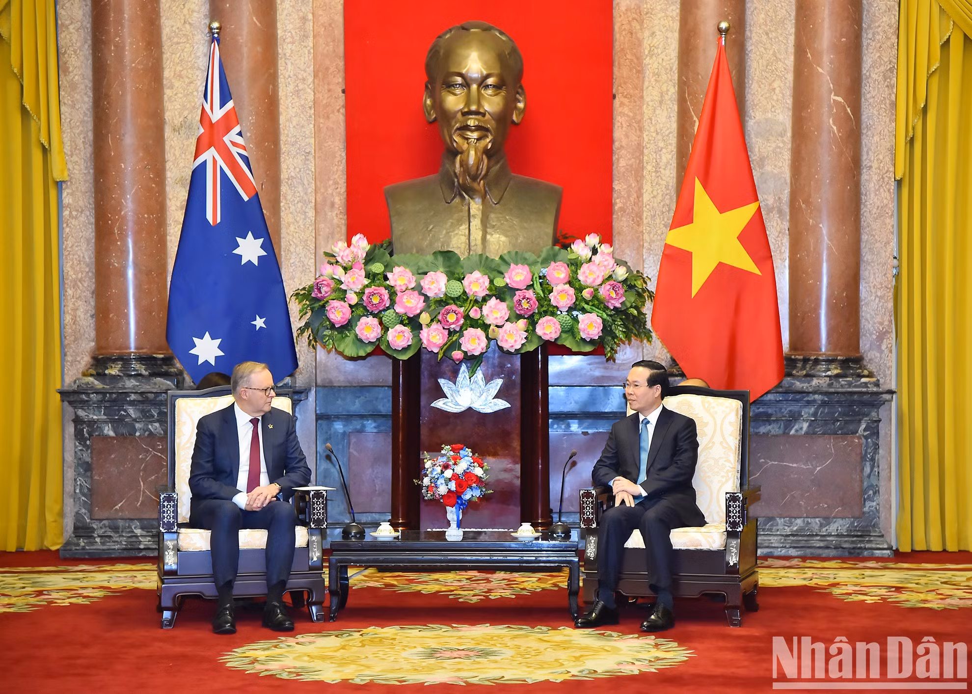 El presidente Vo Van Thuong recibe al premier australiano, Anthony Albanese.