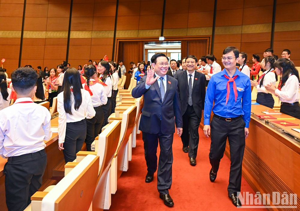 El presidente de la Asamblea Nacional, Vuong Dinh Hue, y otros dirigentes del Partido y el Estado asisten al evento.