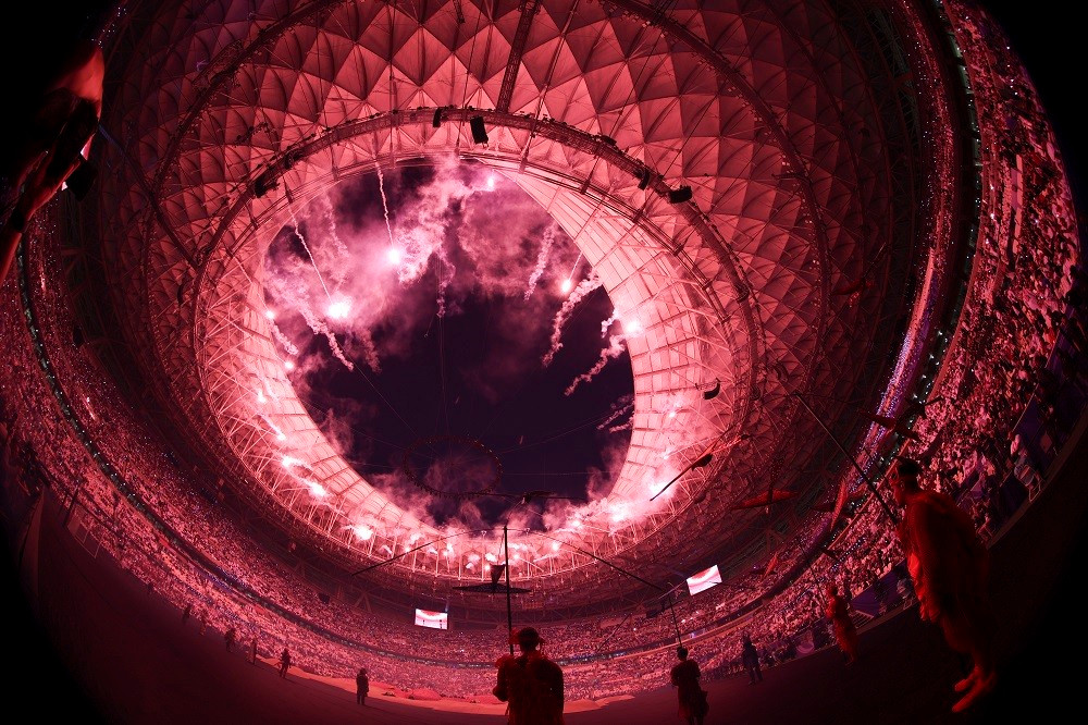 Los fuegos artificiales iluminan el techo del estadio de Lusail.