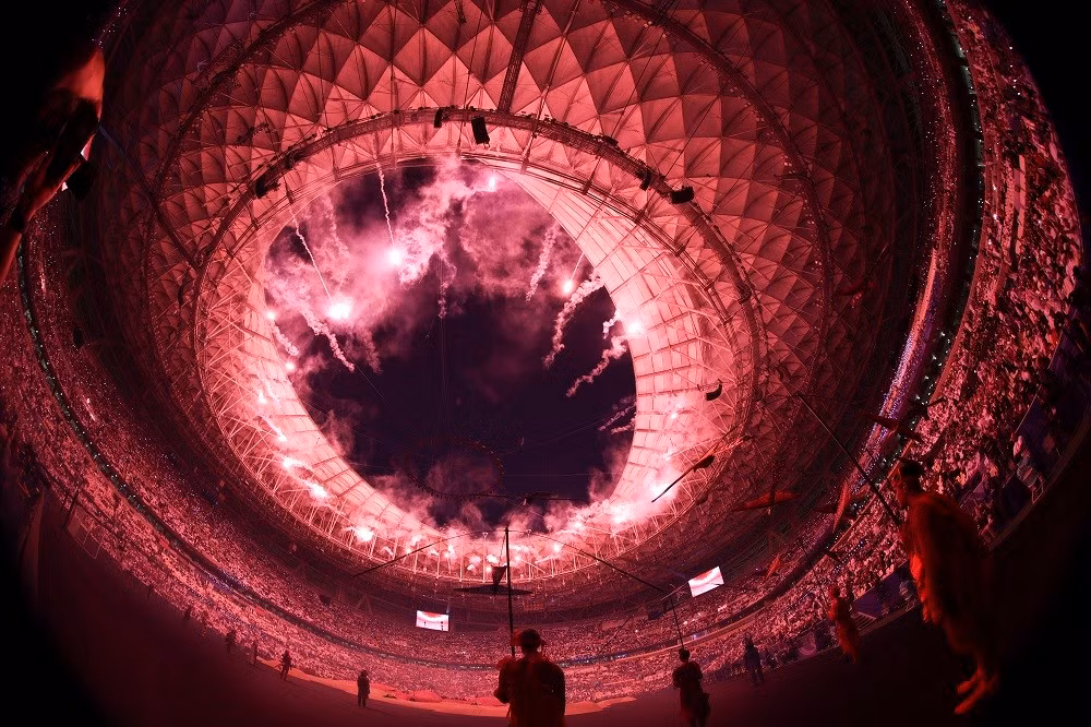 Los fuegos artificiales iluminan el techo del estadio de Lusail.