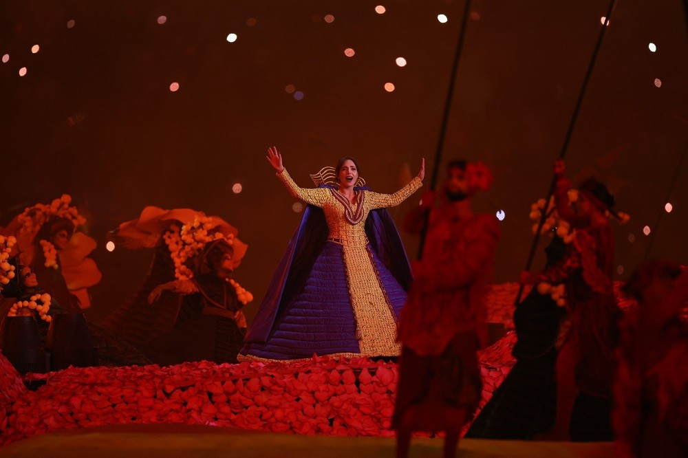 Una actuación artística en el evento.