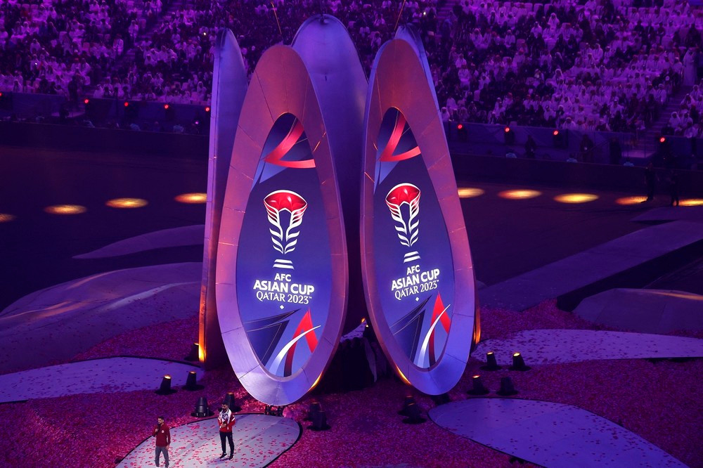 Cuatro grandes pantallas, diseñadas como un estadio Lusail en miniatura, colocadas en el centro del escenario.