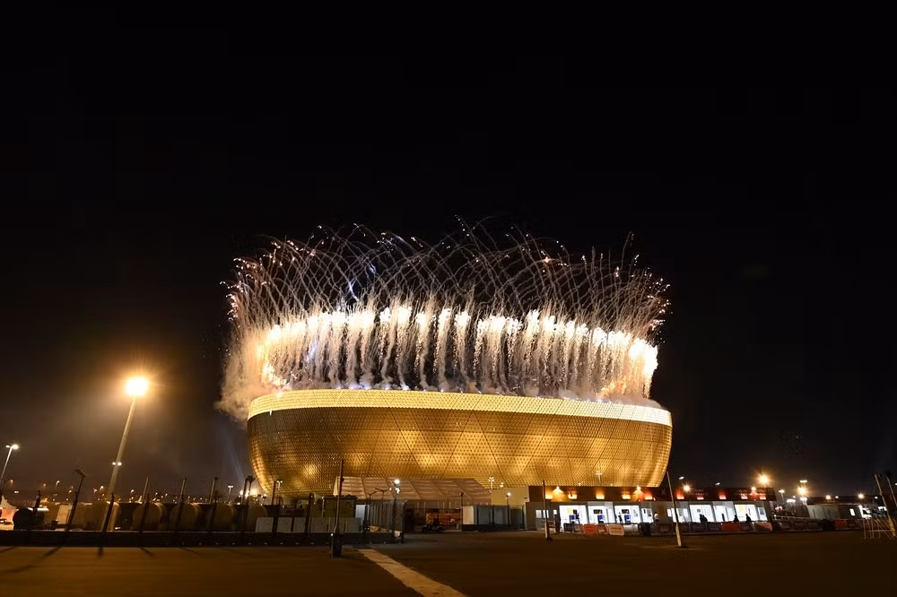 Brillantes fuegos artificiales en el acto.