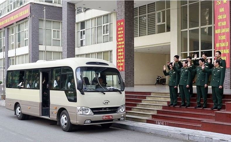 La jefatura de la Academia Médica Militar de Vietnam se despide de la delegación.