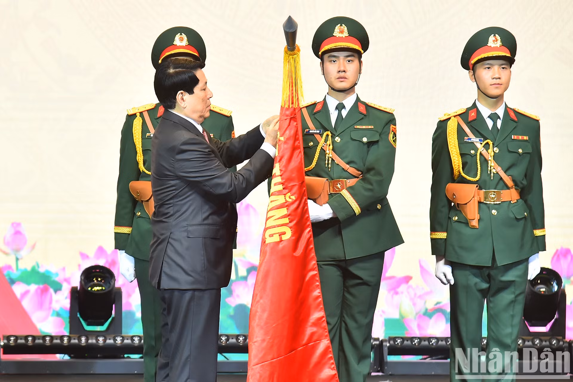 El pesidente Luong Cuong otorga el título de Héroe de las Fuerzas Armadas del Pueblo al Instituto Aeroespacial Viettel.