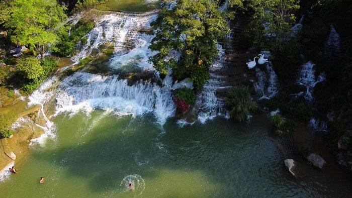 Los "baños naturales" transparentes son ideales para que los visitantes se sumerjan en el agua cristalina y disfruten de la naturaleza.