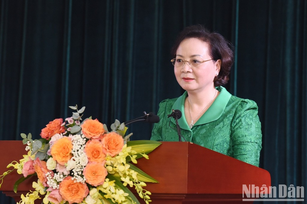 Pham Thi Thanh Tra, subjefa del Comisión de Organización del del Comité Central del PCV y ministra del Interior, habla en la cita. Pham Thi Thanh Tra, subjefa del Comisión de Organización del del Comité Central del PCV y ministra del Interior, habla en la cita.