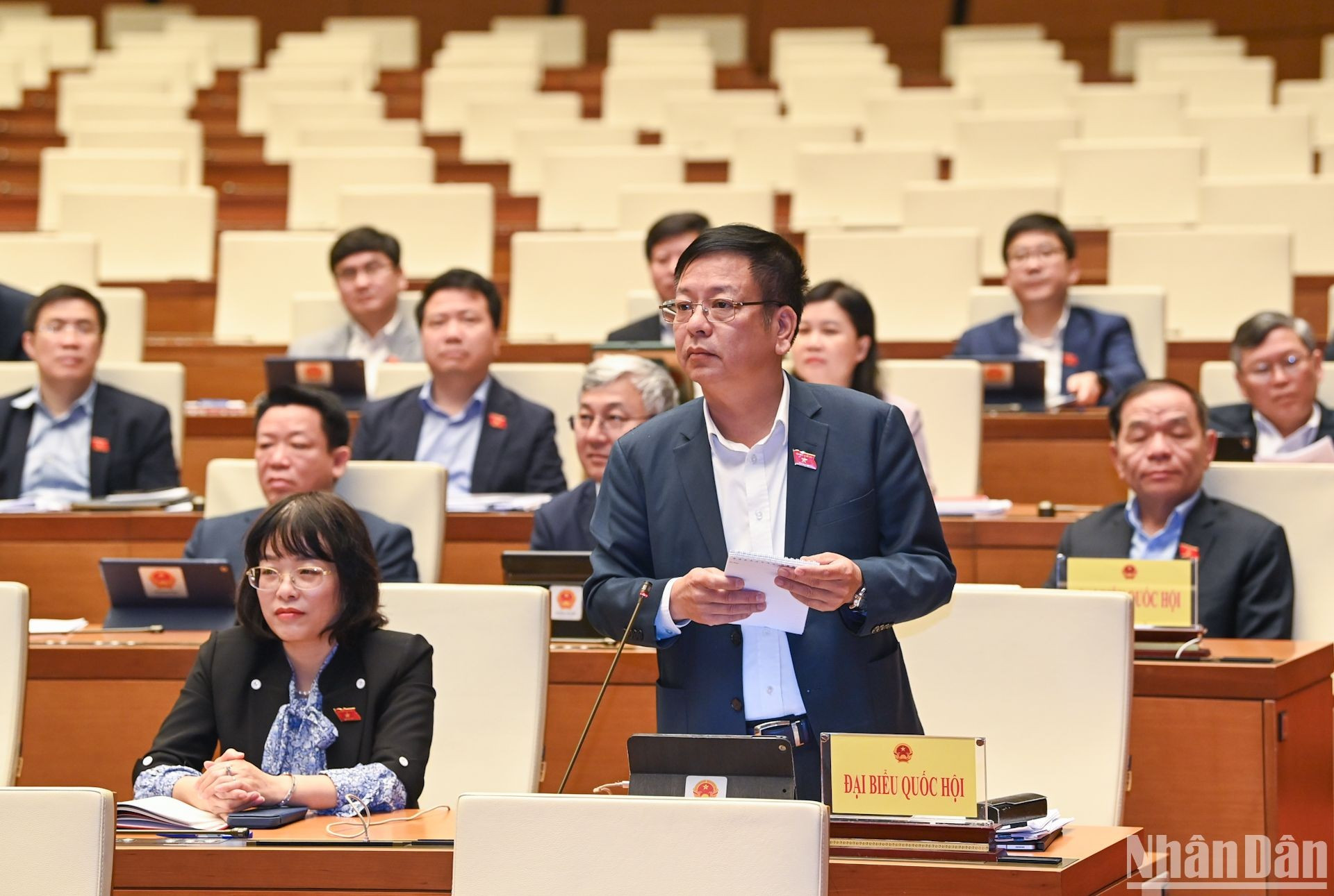 Nguyen Truong Giang, diputado de la provincia de Dak Nong, formula preguntas. Nguyen Truong Giang, diputado de la provincia de Dak Nong, formula preguntas.