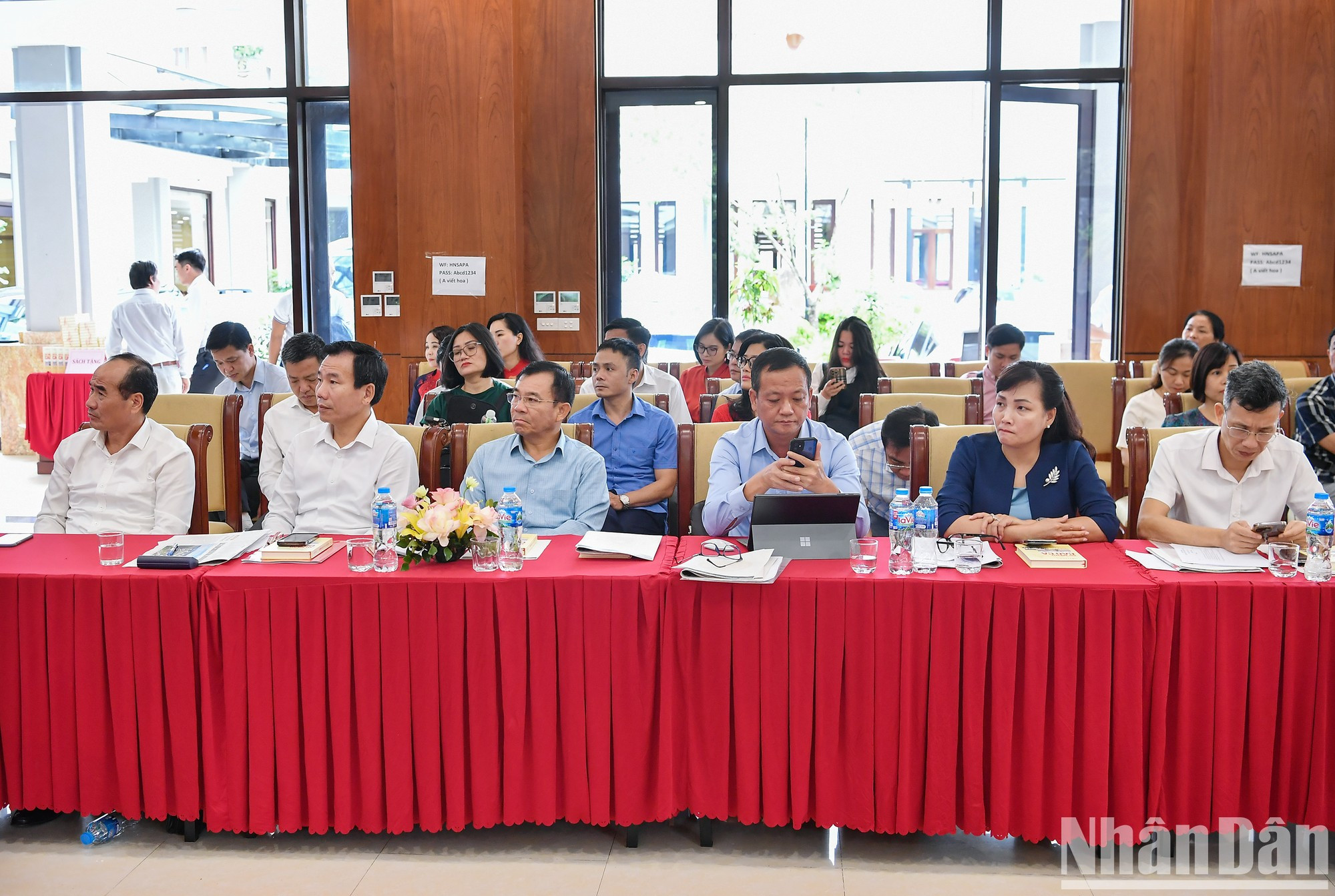 Asisten al evento Vu Xuan Cuong, vicesecretario permanente del Comité del Partido y presidente del Consejo Popular de Lao Cai; Pham Toan Thang, miembro del Comité Permanente del Partido Provincial y jefe su Comisión de Organización y Duong Duc Huy, miembro del Comité Permanente del Partido Provincial y jefe su Comisión de Comunicación y Educación, entre otros funcionarios locales. Asisten al evento Vu Xuan Cuong, vicesecretario permanente del Comité del Partido y presidente del Consejo Popular de Lao Cai; Pham Toan Thang, miembro del Comité Permanente del Partido Provincial y jefe su Comisión de Organización y Duong Duc Huy, miembro del Comité Permanente del Partido Provincial y jefe su Comisión de Comunicación y Educación, entre otros funcionarios locales.