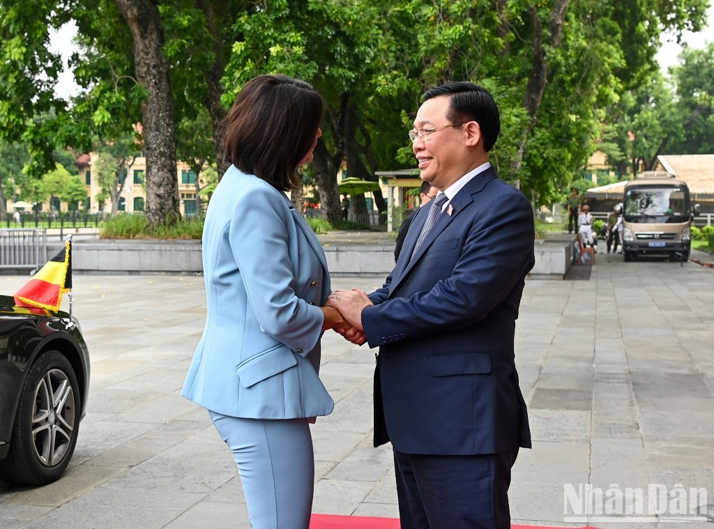 El presidente de la Asamblea Nacional de Vietnam, Vuong Dinh Hue, recibe a la titular del Senado de Bélgica, Stephanie D’Hose.