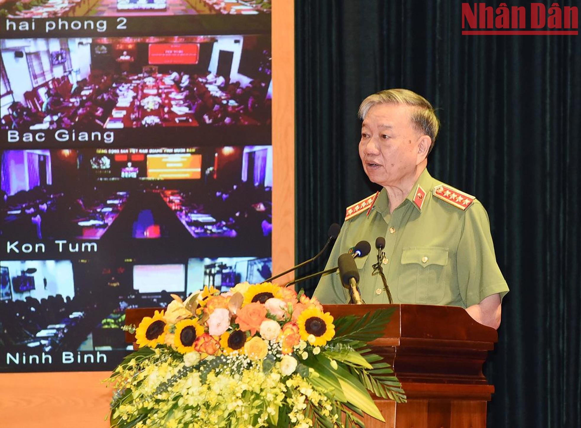 El ministro de Seguridad Pública, To Lam, habla en la conferencia.