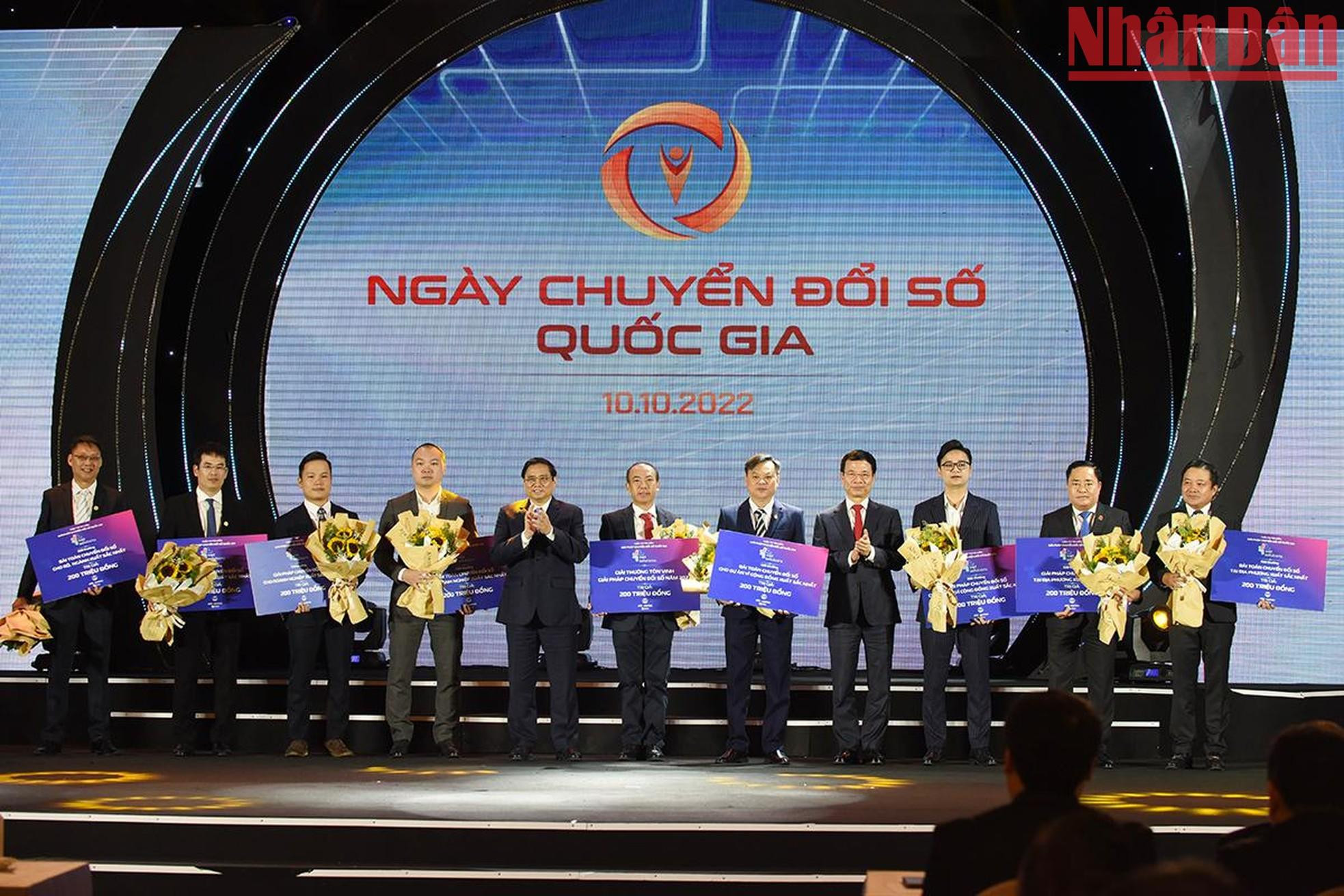 Minh Chinh y Manh Hung otorgan premios a los ganadores del concurso.